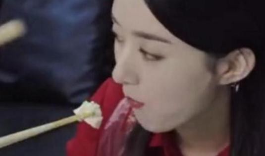 赵丽颖又开吃了，看到她的减肥餐，粉丝调侃：吃饱才有力气减肥！