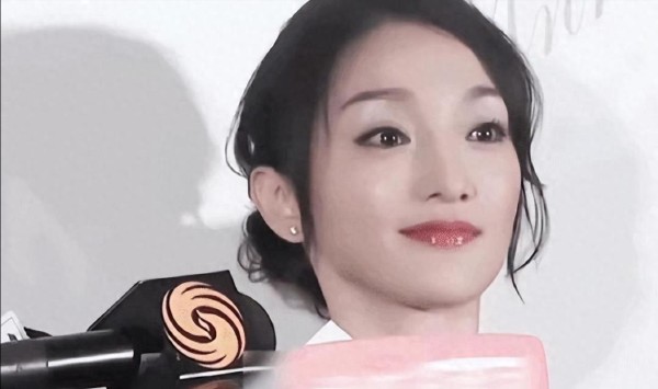 周迅早期真令人惊艳！魅力宛如星辰般璀璨，瞬间吸引了无数目光