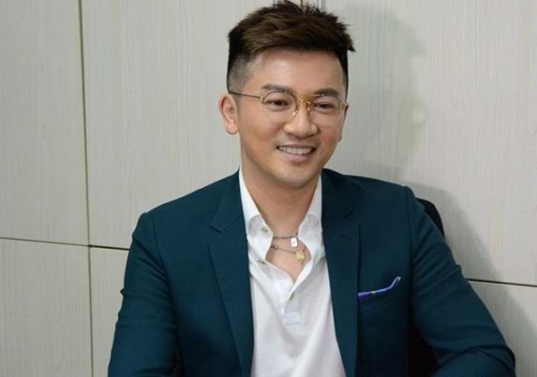 同样是素颜，谢霆锋帅到发光苏有朋干净绅士，鹿晗让人认不出