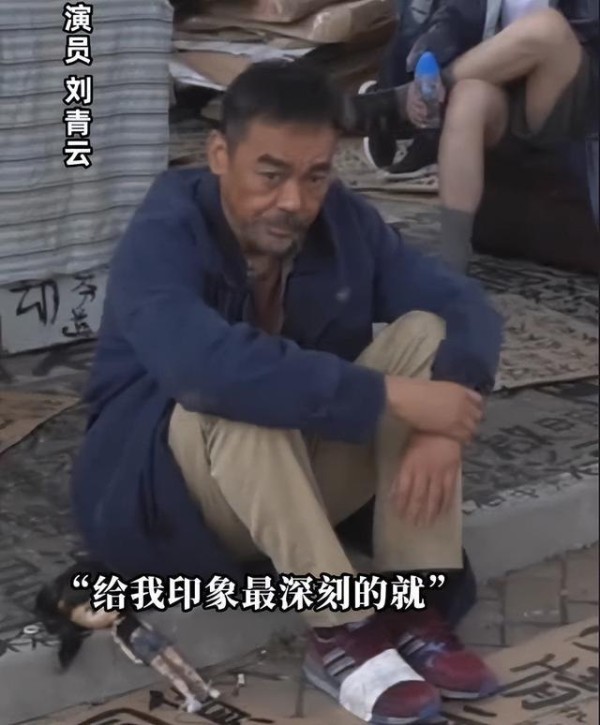 刘青云拍戏敬业获表扬，提前8小时到片场，顶烈日席地而坐无怨言