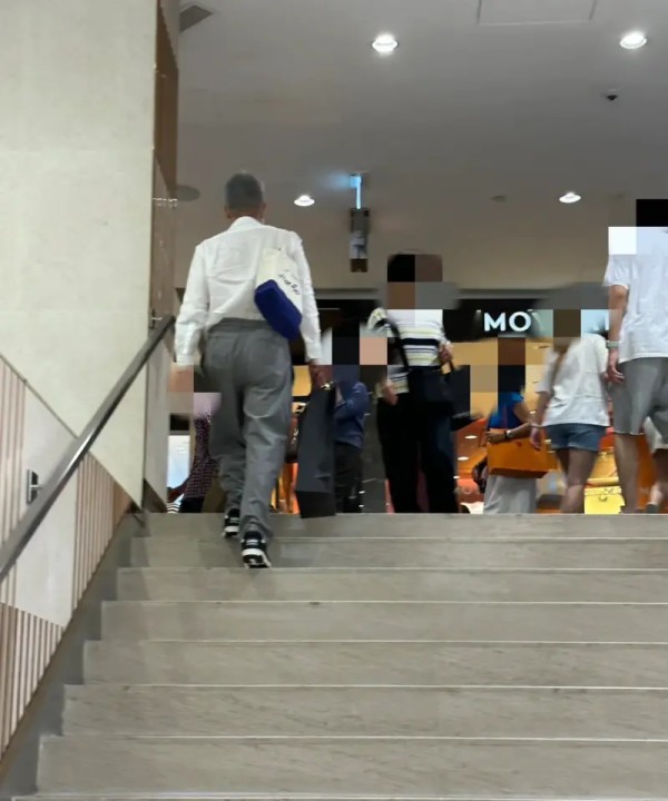 大咖影帝张家辉白发背影不被认出，照片中像个阿伯-2