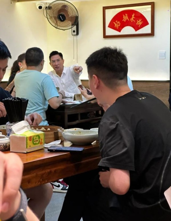 网友上海面馆偶遇张家辉吃面，59岁仍十分帅气，低调没架子