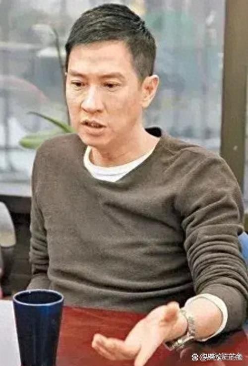60岁影帝张家辉沦为港铁流浪汉？本人发声，网友：好接地气