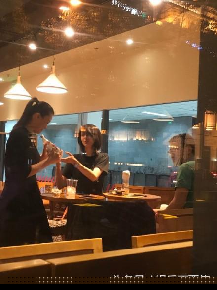 粉丝偶遇郑爽直呼比电视上漂亮，网友：小爽已经很红了