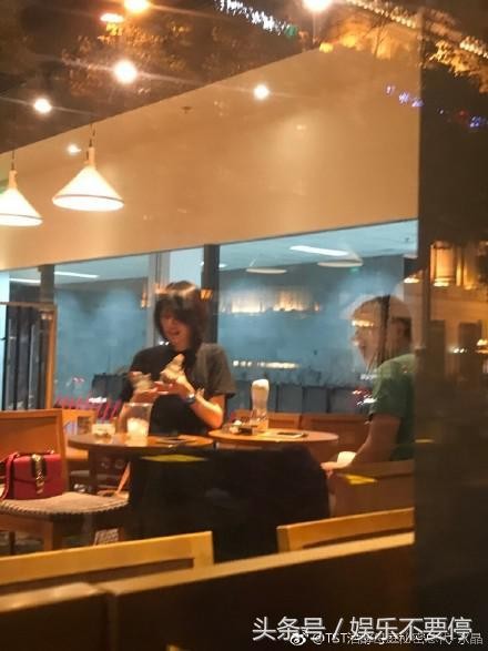 粉丝偶遇郑爽直呼比电视上漂亮，网友：小爽已经很红了