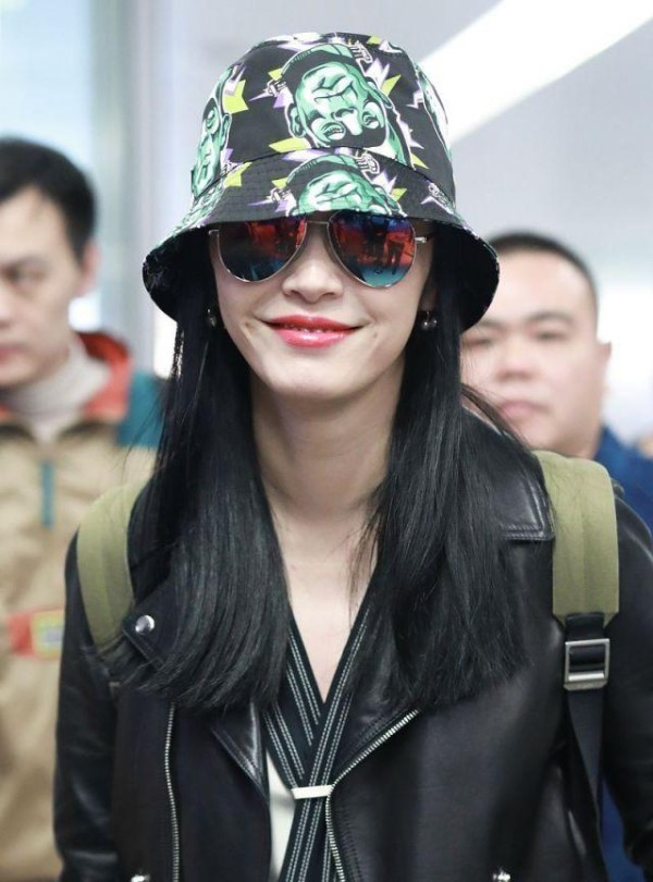 女演员姚晨现身机场，穿皮夹克涂红唇，走路带风复古帅气