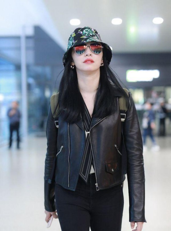 女演员姚晨现身机场，穿皮夹克涂红唇，走路带风复古帅气