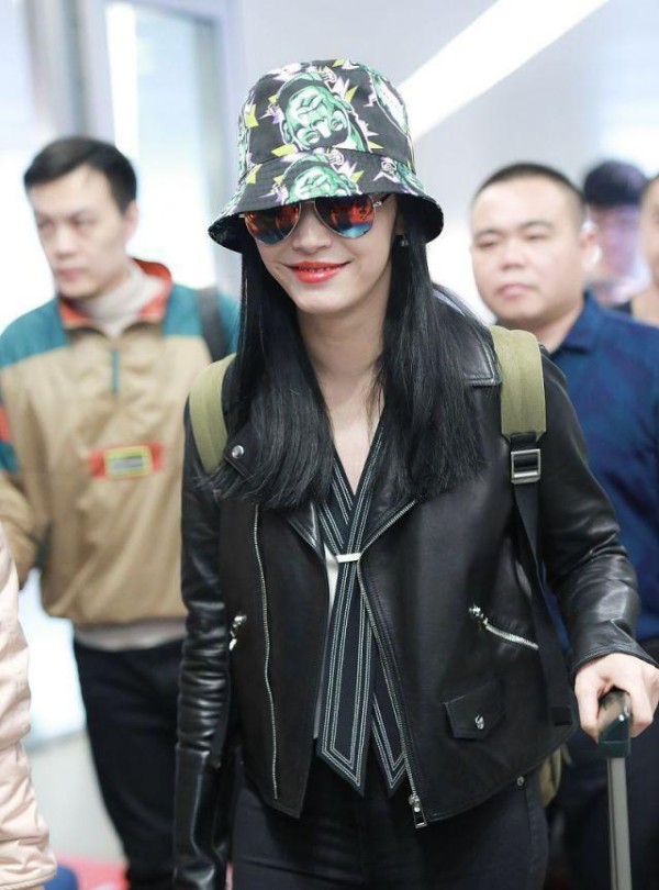 女演员姚晨现身机场，穿皮夹克涂红唇，走路带风复古帅气