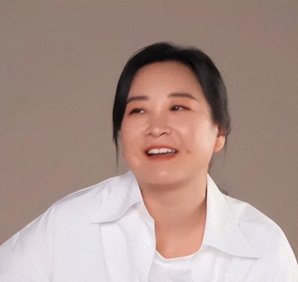42岁贾玲近况曝光，现场镜头下脸垮嘴歪，被嘲“皮肤黝黑像亚裔”