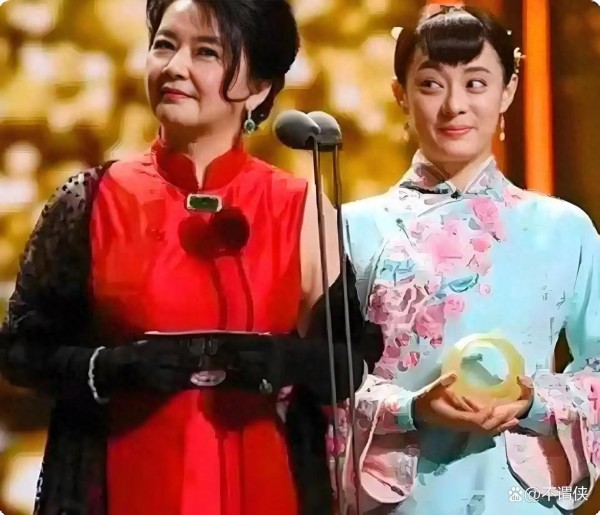 孙俪跟姨奶奶同台领奖，看到她姨奶奶是谁后，竟然大有来头！