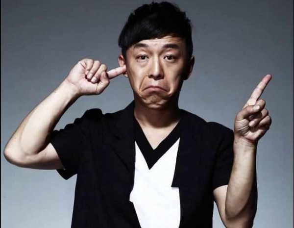 娱乐圈中素质非常高的明星：黄渤绅士眼，她跪在地上为粉丝签名
