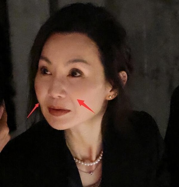 60岁张曼玉生图曝光，自信优雅地老去，与年轻女星同框毫不逊色