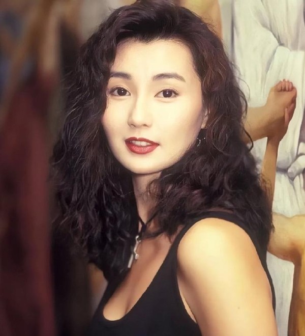 张曼玉久违现身活动，惊艳众人，网友期盼复出引热议