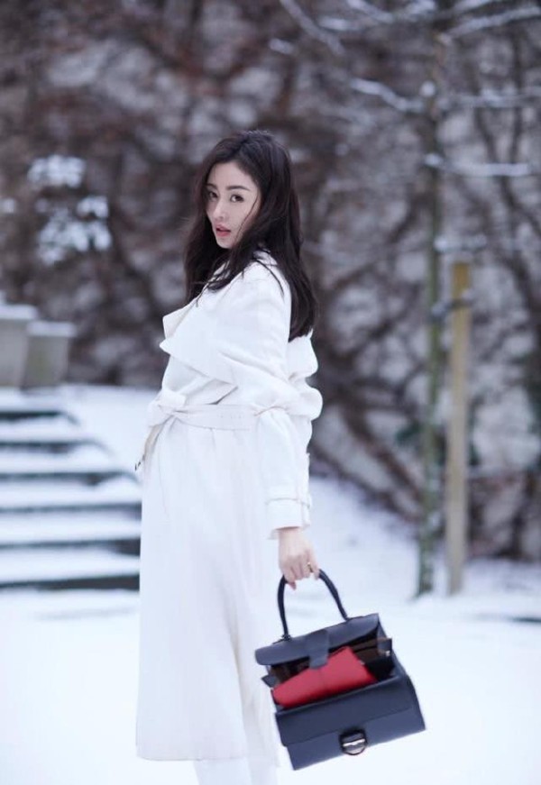 张天爱穿白色收腰大衣配高跟鞋，长发凌乱站雪地，美得让人惊艳