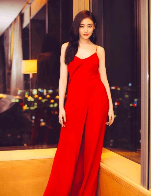 同是当红女星穿红裙,张天爱这次终于把杨幂比下去了