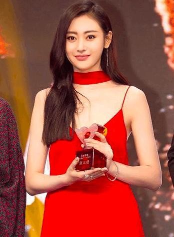 同是当红女星穿红裙,张天爱这次终于把杨幂比下去了