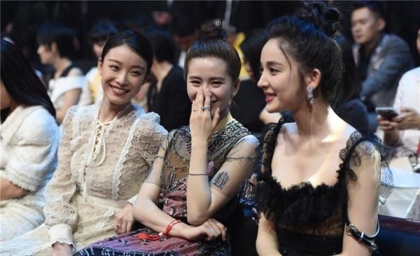 娜扎不合群？和倪妮聊天笑不停，和杨幂刘诗诗baby就很尴尬