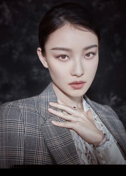 娜扎不合群？和倪妮聊天笑不停，和杨幂刘诗诗baby就很尴尬