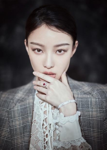 娜扎不合群？和倪妮聊天笑不停，和杨幂刘诗诗baby就很尴尬