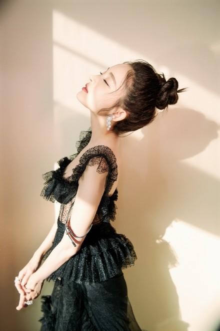 娜扎不合群？和倪妮聊天笑不停，和杨幂刘诗诗baby就很尴尬