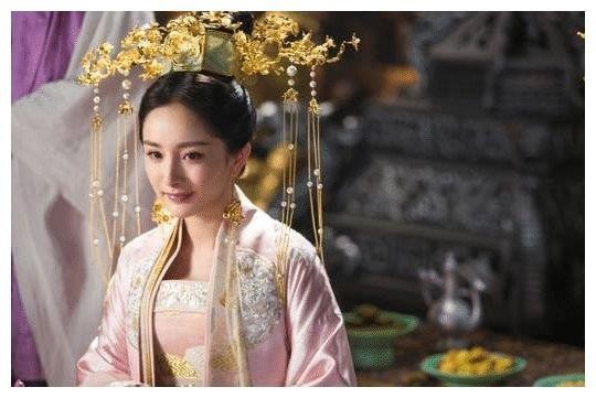 杨幂出道时照片曝光，看到“纯天然”的脸，网友：难怪男的都稀罕