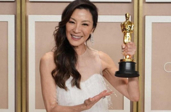 她是著名的功夫女星，61岁两度获得瞩目成就，真是女性的骄傲