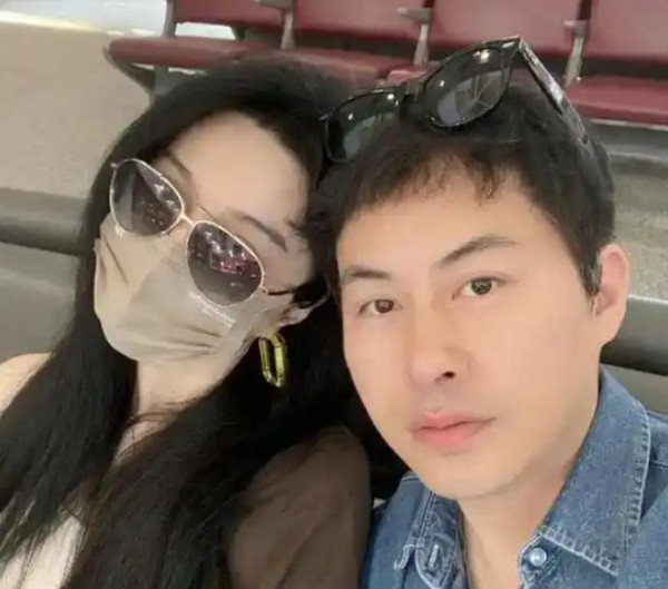 43岁范冰冰和男友过圣诞，豹纹上衣身材火辣，素颜出镜状态超好