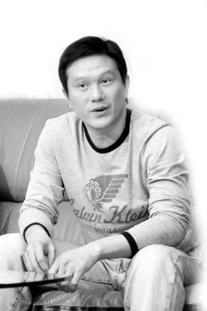 在哥哥退出商界之后，彭伟军将其生意接手后并且做得有声有色。