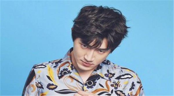 因一部剧爆红，又被称作“钢铁直男”，这个林更新确实有趣