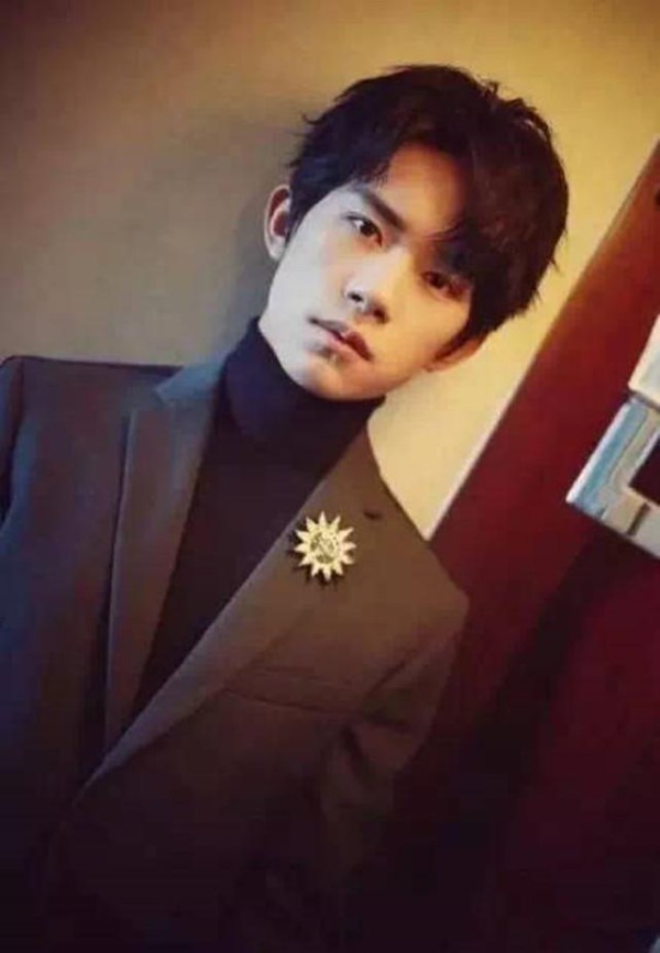 林更新烫发后被网友偶遇，直呼好帅！男明星烫发后都会大变风格！
