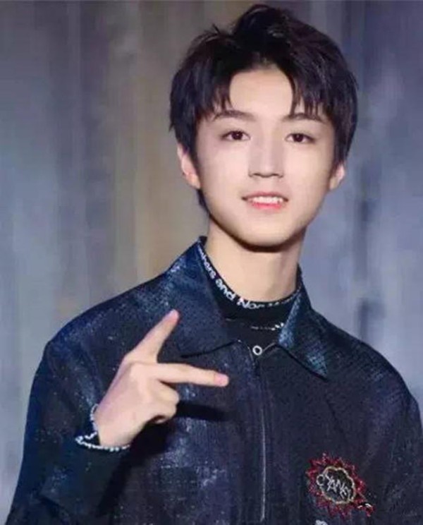 林更新烫发后被网友偶遇，直呼好帅！男明星烫发后都会大变风格！