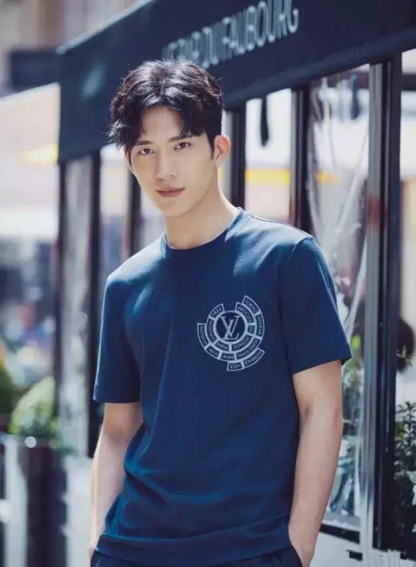 林更新烫发后被网友偶遇，直呼好帅！男明星烫发后都会大变风格！