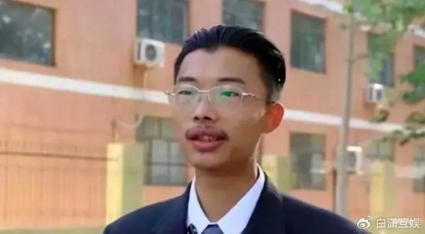 日式小胡子，日式小背心，唱无唱功，网红郭有才是怎么火起来的？