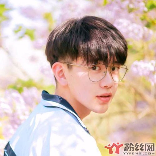 费启鸣家里干什么的有钱吗 这个人的背后团队特别强大家里有票子