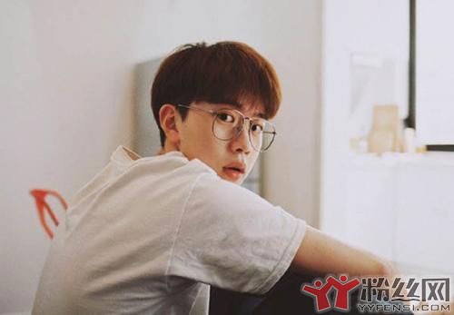 费启鸣家里干什么的有钱吗 这个人的背后团队特别强大家里有票子