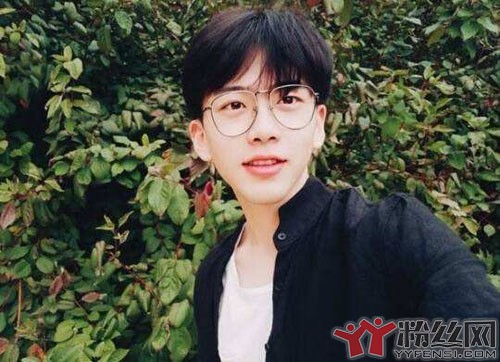费启鸣家里干什么的有钱吗 这个人的背后团队特别强大家里有票子