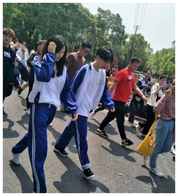 费启鸣拍戏中被路人围观，不仅颜值崩塌了，身高原来也造假了？