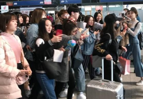 虹桥一姐不认识抖音男神费启鸣!网友:难道没出道就要凉了?