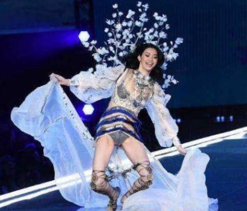 “意外摔倒”的4位明星，第一位一摔成名，最后一位挤奶器摔掉