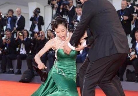 “意外摔倒”的4位明星，第一位一摔成名，最后一位挤奶器摔掉