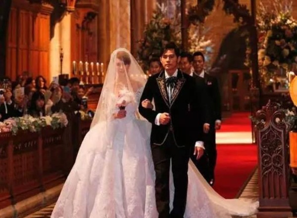 5对明星夫妻婚纱照，第一对婚礼盛大恩爱无比，最后一对却已离婚