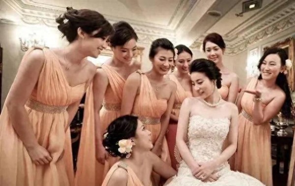 郭晶晶这张结婚照太漂亮了，强大的伴娘团，她坐中间像皇室公主