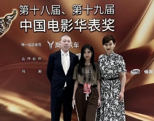 冯小刚女儿撞脸小S女儿，和众星合影让人羡慕，网友喊她出道