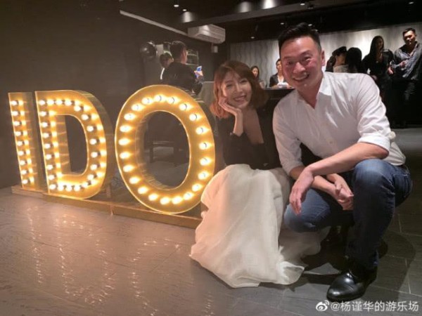 杨谨华庆祝结婚一周年 一年前求婚画面曝光 手指钻戒超亮眼