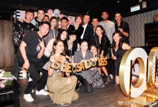 杨谨华庆祝结婚一周年 一年前求婚画面曝光 手指钻戒超亮眼