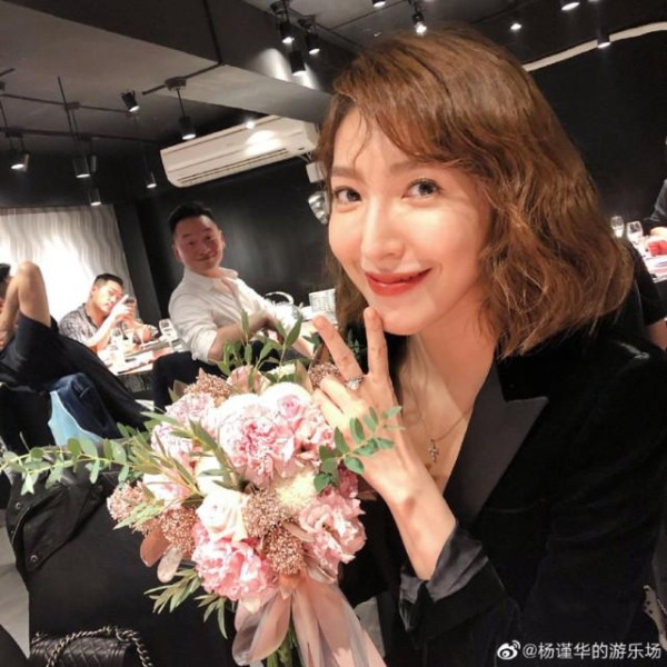 杨谨华庆祝结婚一周年 一年前求婚画面曝光 手指钻戒超亮眼