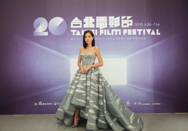 许玮甯穿5万1的连体裤，可弯腰难挡好身材