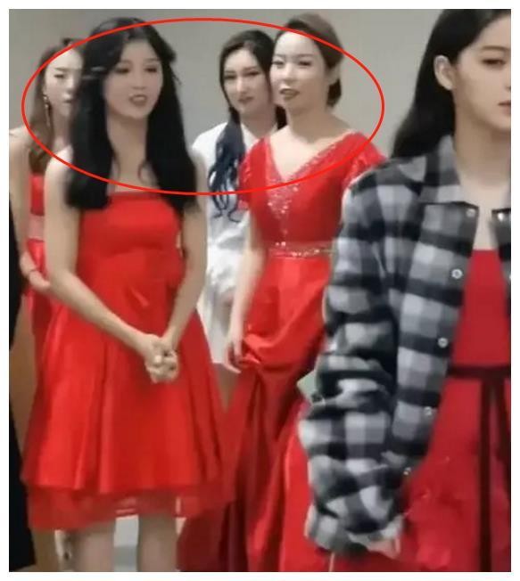 欧阳娜娜和网红合照, 笑脸都懒得摆, 身后网红不屑的眼神太讽刺