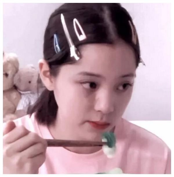 欧阳娜娜和网红合照, 笑脸都懒得摆, 身后网红不屑的眼神太讽刺