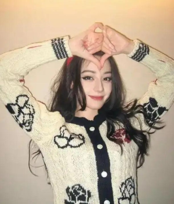 迪丽热巴嘉行博弈升级：顶流女星降分成背后的资本困局与行业暗战